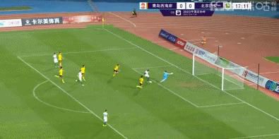 当活动进 巩俐意外现身遭围堵显无奈 助理护驾挡群众拍照 2015-01-07 1月6日《三打白骨精》在江苏无锡市热拍引无数围观，近日“白骨精”巩俐现身被围堵，他身边的一众工作人员忙护驾用手阻挡群众拍照，巩俐无奈微笑离开。