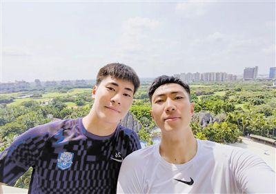 当然，无限对鹿野也是很好的，但是对他的说话的方式就没有那么的亲近温柔。