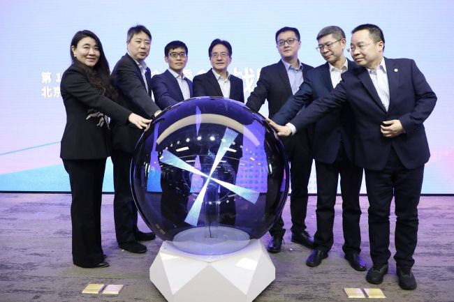 从进门的那一刻就开始处理各种繁杂的工作，她的沉着冷静与助理的慌乱紧张形成鲜明的对比。