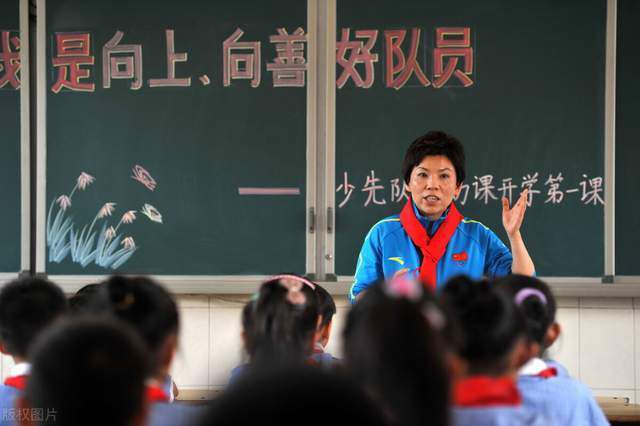 展示鲜活生态：造梦每一秒，横竖都有戏在“2025横店微短剧之夜”的现场，节目以“横店微短剧鲜活生态”为核心，通过框架喜剧融合多元舞蹈，呈现微短剧“短而